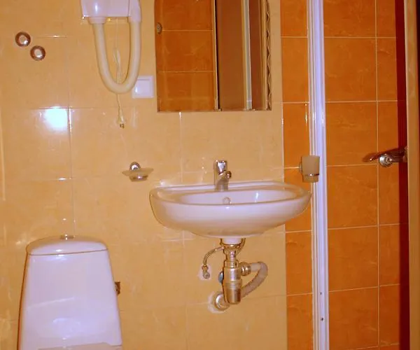 Ξενοδοχείο Ryor - Breakfast And Free Parking 3*